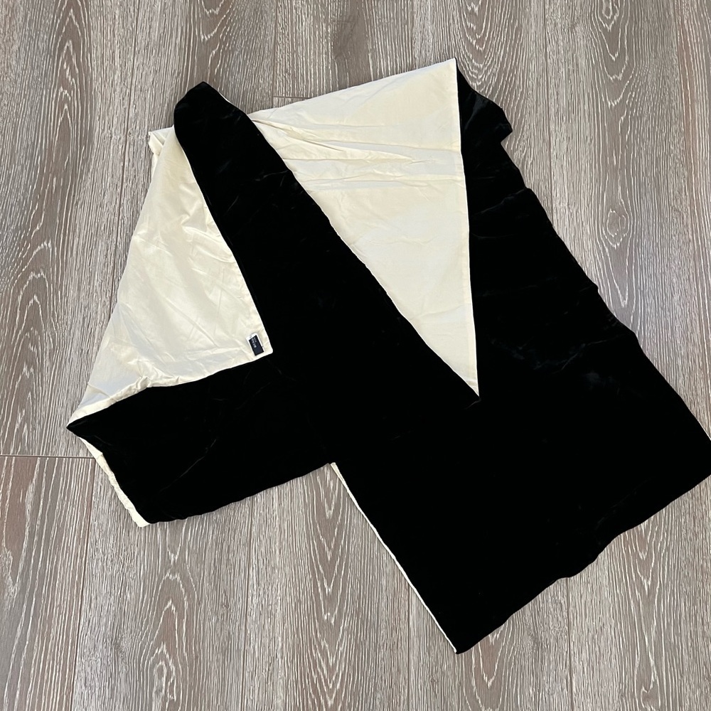 Vintage Burberry Black and Cream Viscose & Silk Shoulder Wrap Scarf 17x74” - Picture 13 of 13
